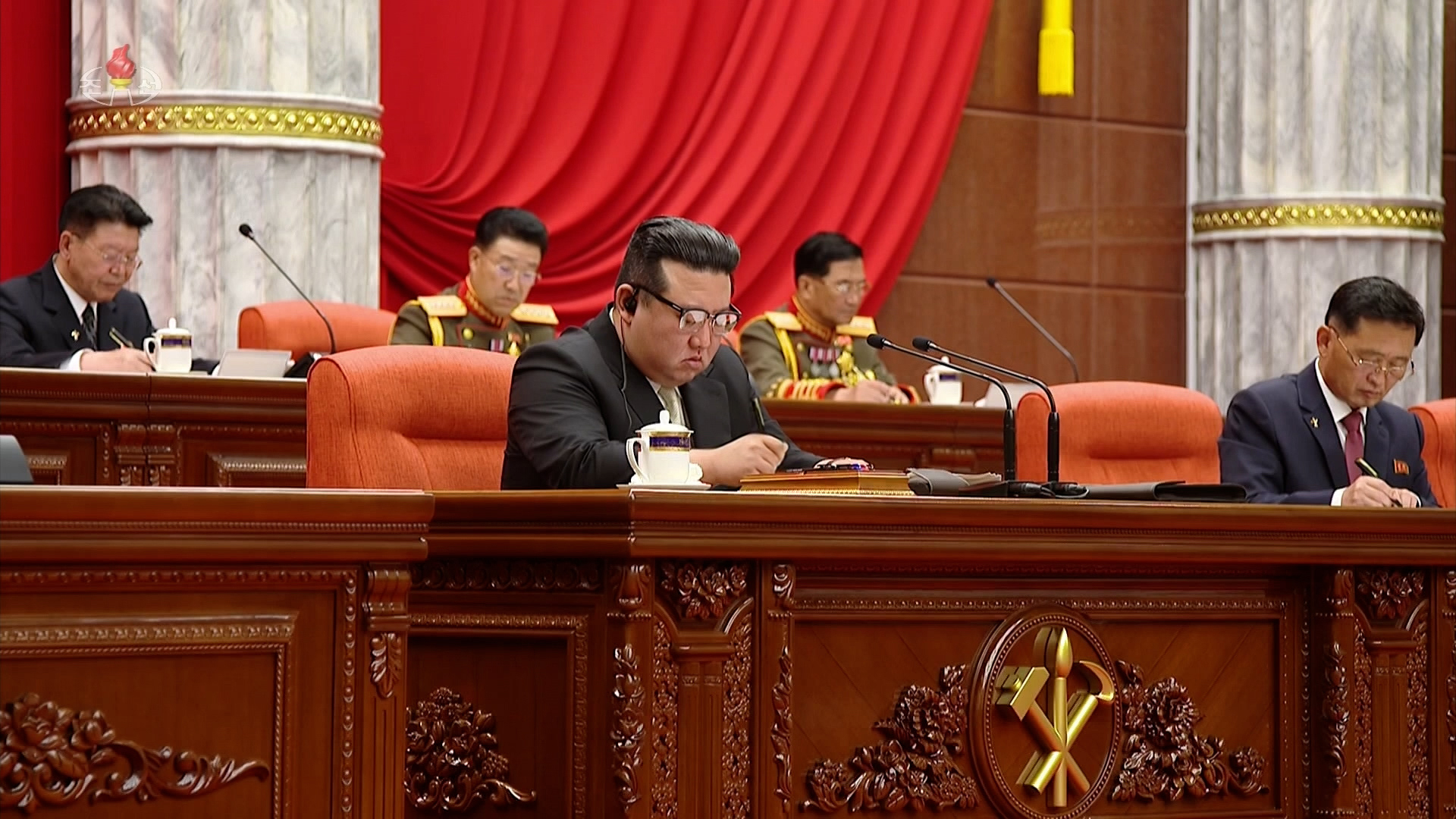 제8차 전원회의 주재하는 북한 김정은