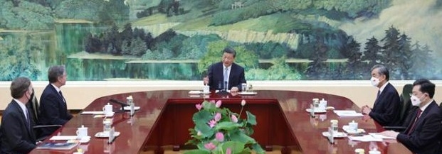 시진핑(가운데) 중국 국가주석이 19일 베이징 인민대회당에서 토니 블링컨(왼쪽 두번째) 미국 국무장관과 대화를 나누고 있다. 베이징 신화 뉴시스