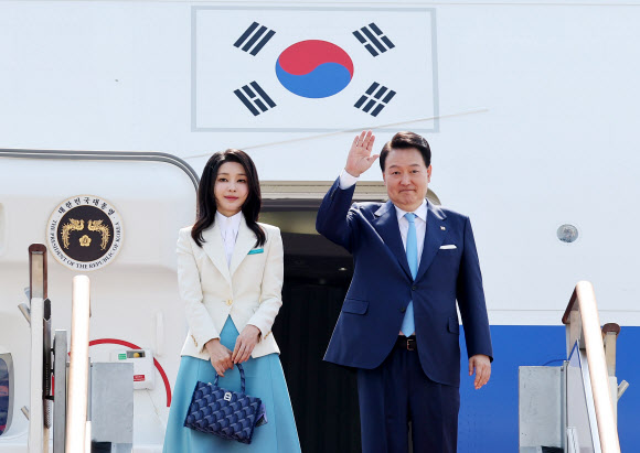 프랑스·베트남 순방 출국하는 윤석열 대통령 내외