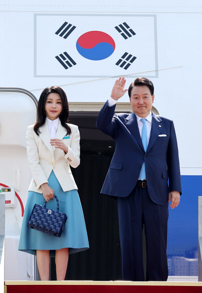 프랑스·베트남 순방 출국하는 윤석열 대통령 내외