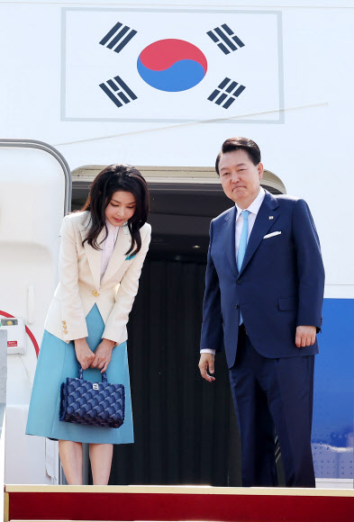 프랑스·베트남 순방 출국하는 윤석열 대통령 내외