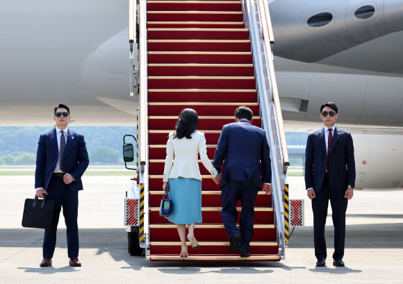 윤석열 대통령 내외, 프랑스·베트남 순방 출국