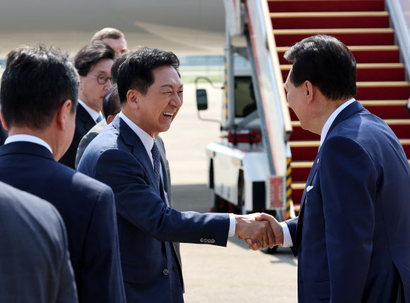 환송객들과 인사하는 윤석열 대통령