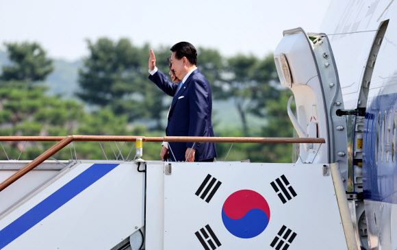 프랑스·베트남 순방 출국하는 윤석열 대통령 내외