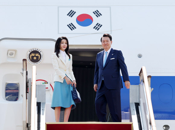프랑스·베트남 순방 출국하는 윤석열 대통령 내외
