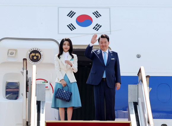 프랑스·베트남 순방 출국하는 윤석열 대통령 내외