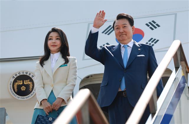 윤석열 대통령 ‘부산 엑스포 유치전 위해 파리행’