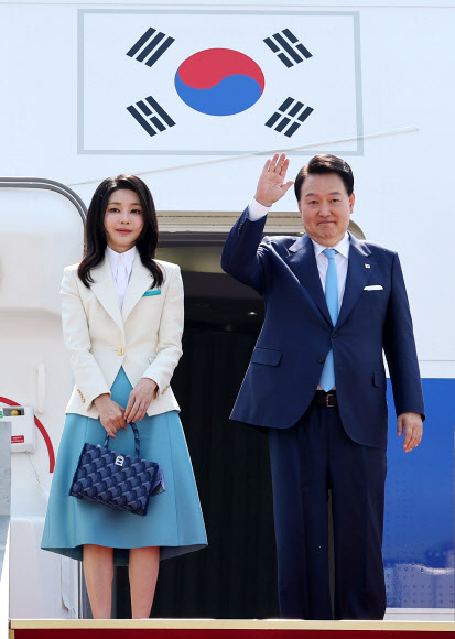 프랑스·베트남 순방 출국하는 윤석열 대통령 내외