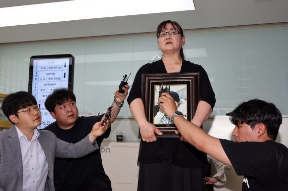 권경애 변호사의 재판 불출석으로 소송에서 진 학교폭력 피해자 유족 이기철 씨가 19일 오후 권 변호사에 대한 징계위원회가 열리는 서울 서초구 대한변호사협회 회관에서 취재진과 인터뷰하고 있다. 2023.6.19 연합뉴스