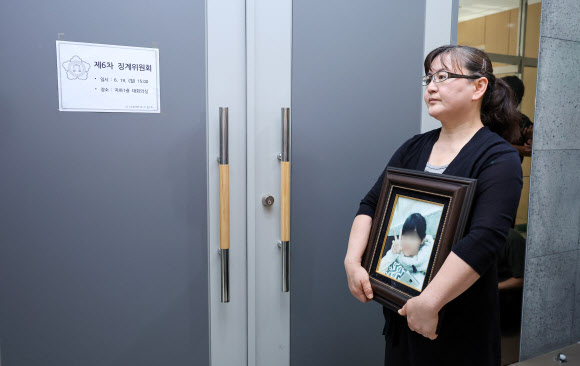 권경애 변호사의 재판 불출석으로 소송에서 진 학교폭력 피해자 유족 이기철 씨가 19일 오후 권 변호사에 대한 징계위원회가 열리는 서울 서초구 대한변호사협회 회관에서 징계위원회 시작을 기다리고 있다. 2023.6.19 연합뉴스