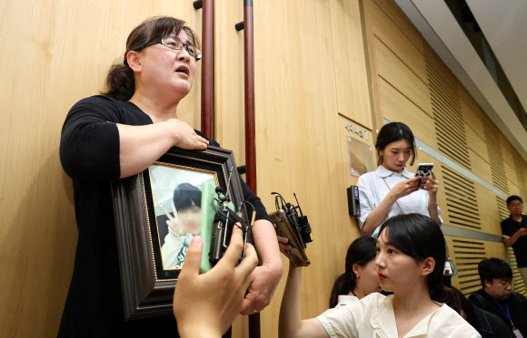 권경애 변호사의 재판 불출석으로 소송에서 진 학교폭력 피해자 유족 이기철 씨가 19일 오후 권 변호사에 대한 징계위원회가 열리는 서울 서초구 대한변호사협회 회관에서 취재진과 인터뷰하고 있다. 2023.6.19 연합뉴스