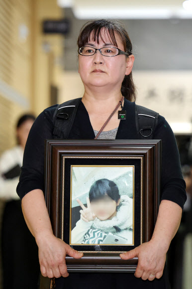 권경애 변호사의 재판 불출석으로 소송에서 진 학교폭력 피해자 유족 이기철 씨가 19일 오후 권 변호사에 대한 징계위원회가 열리는 서울 서초구 대한변호사협회 회관을 방문하고 있다. 2023.6.19 연합뉴스