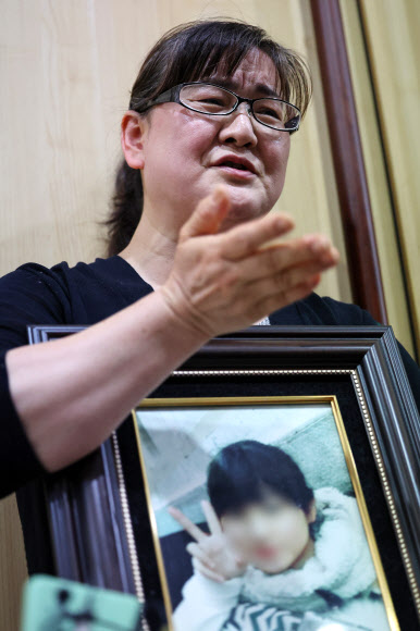 권경애 변호사의 재판 불출석으로 소송에서 진 학교폭력 피해자 유족 이기철 씨가 19일 오후 권 변호사에 대한 징계위원회가 열리는 서울 서초구 대한변호사협회 회관에서 취재진과 인터뷰하고 있다. 2023.6.19 연합뉴스