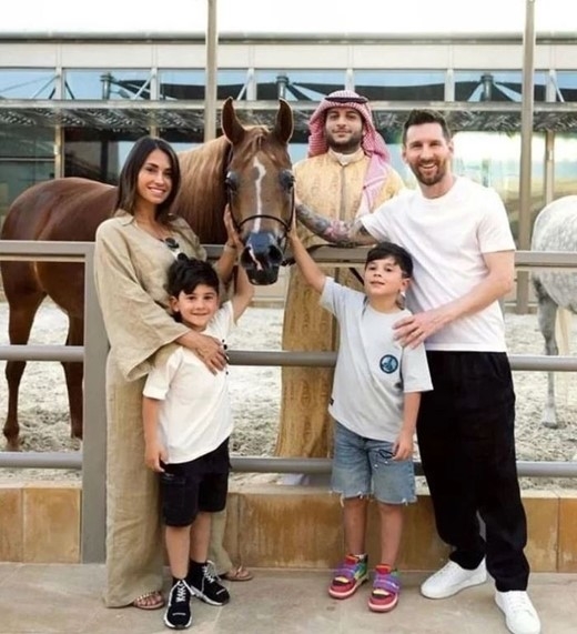 축구 선수 리오넬 메시(오른쪽)가 가족과 사우디아라비아 관광을 하고 찍은 사진. 인스타그램 캡처