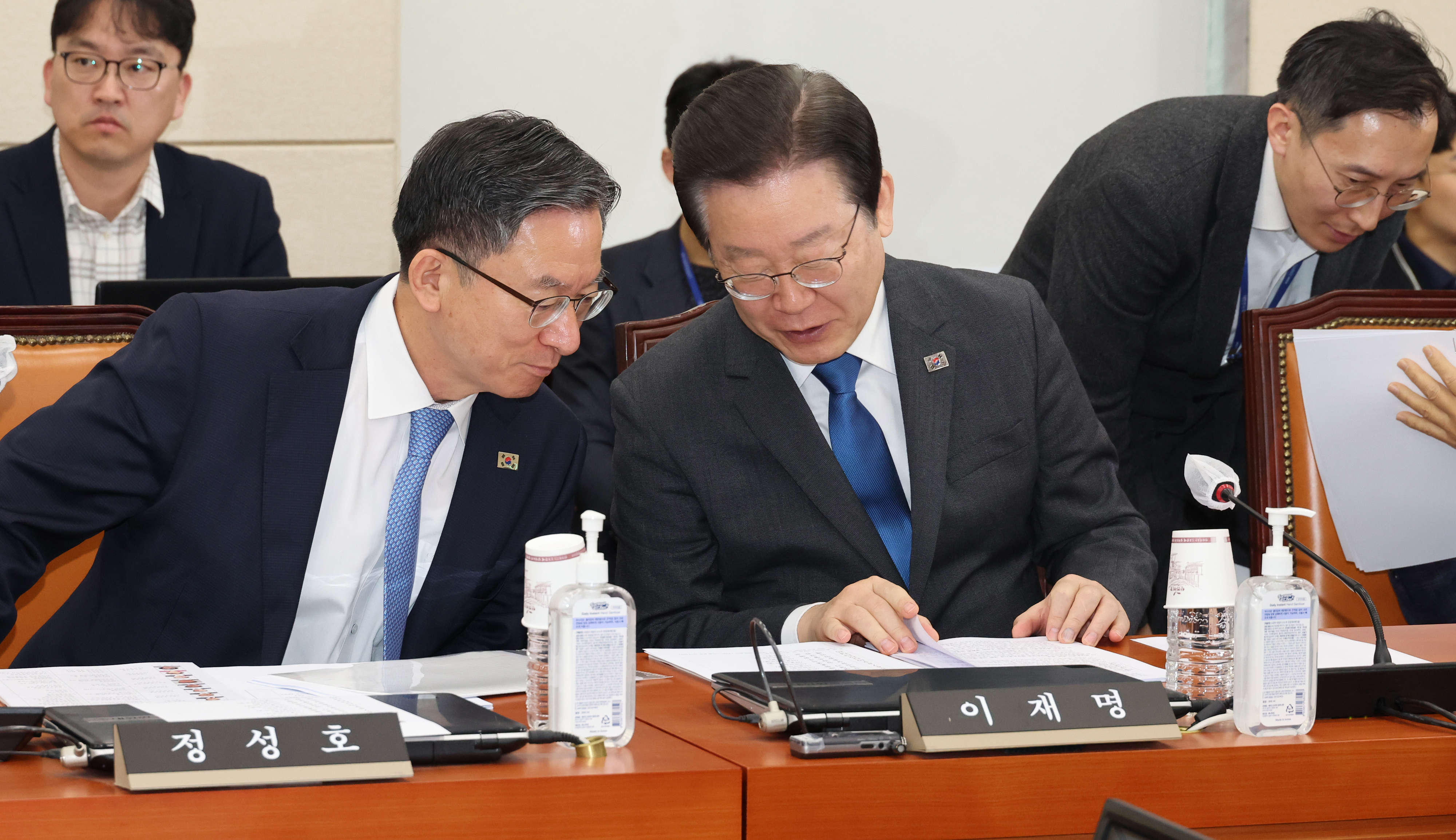 정성호(왼쪽) 더불어민주당 의원과 이재명 대표가 대화를 나누고 있다. 연합뉴스