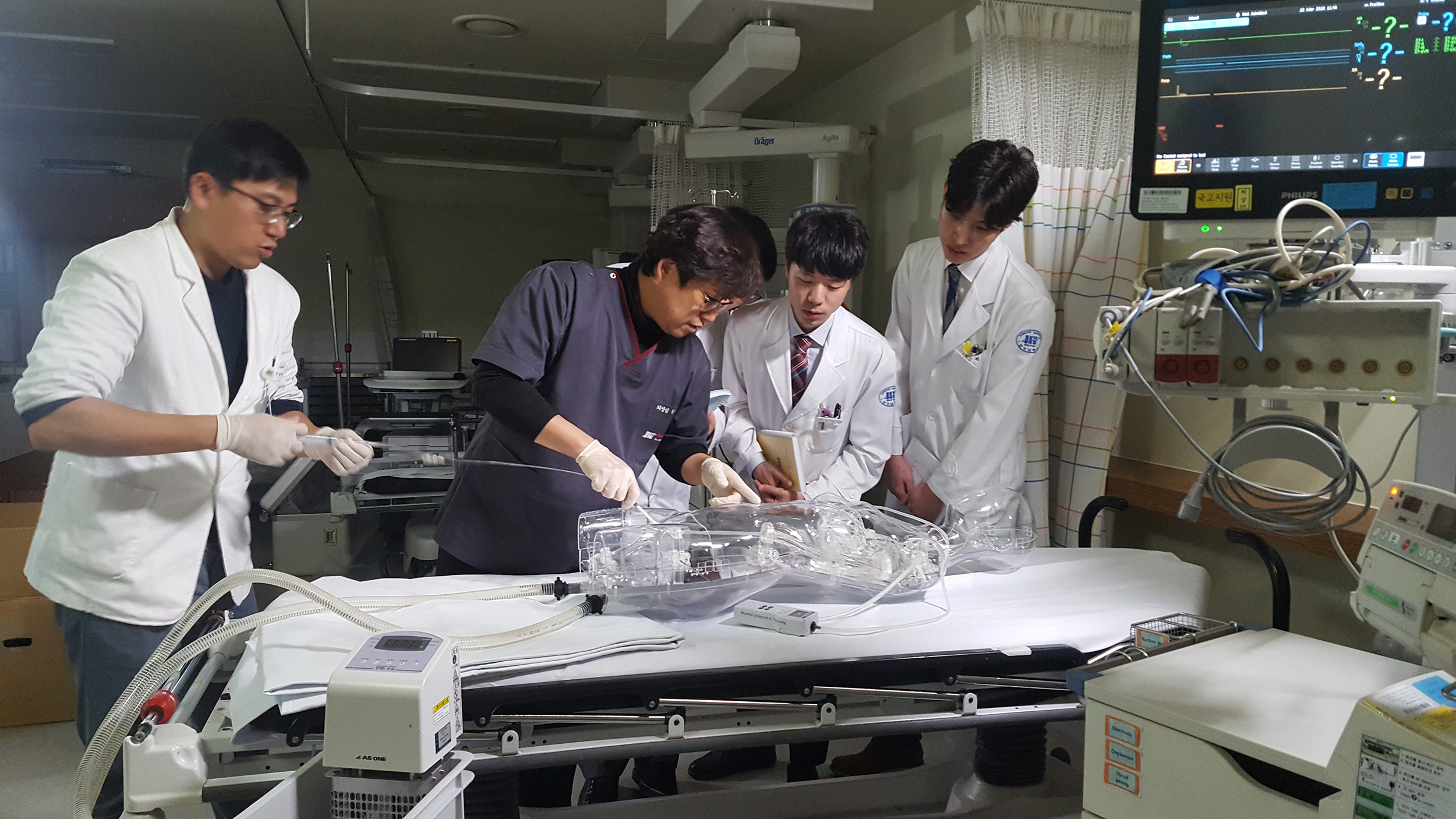 단국대병원 권역외상센터 의료진이 REBOA 실습장비 ‘EVE’를 이용해 의료진 교육을 시행하고 있다. 단국대병원 제공