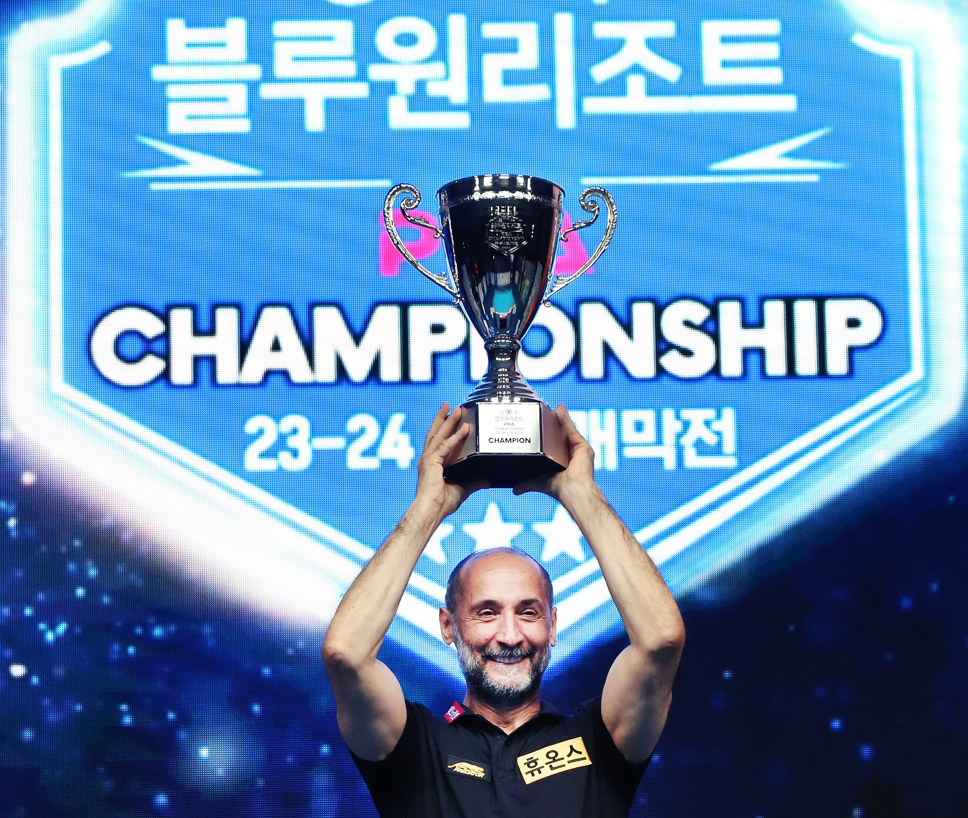 세미 세이기너가 19일 경주 블루원리조트에서 열린 PBA 투어 2023~24시즌 개막전인 블루원리조트 챔피언십 결승에서 이상대를 4-0으로 제압, 데뷔 첫 대회에서 우승한 뒤 머 우위로 트로피를 들어올리고 있다. [PBA 제공]