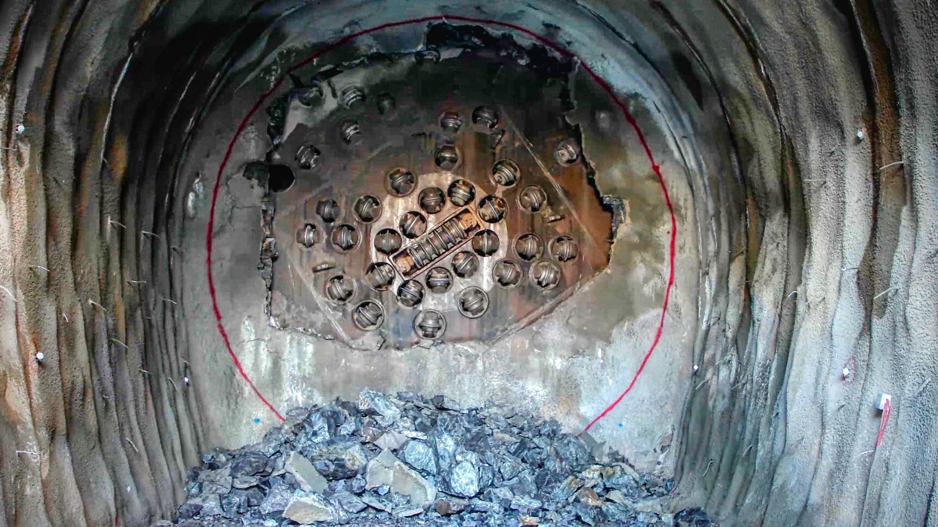 TBM(Tunnel Boring Machine)의 핵심부분인 커터헤드에 장착된 수십 개의 디스크커터가 터널을 뚫고 나오는 모습