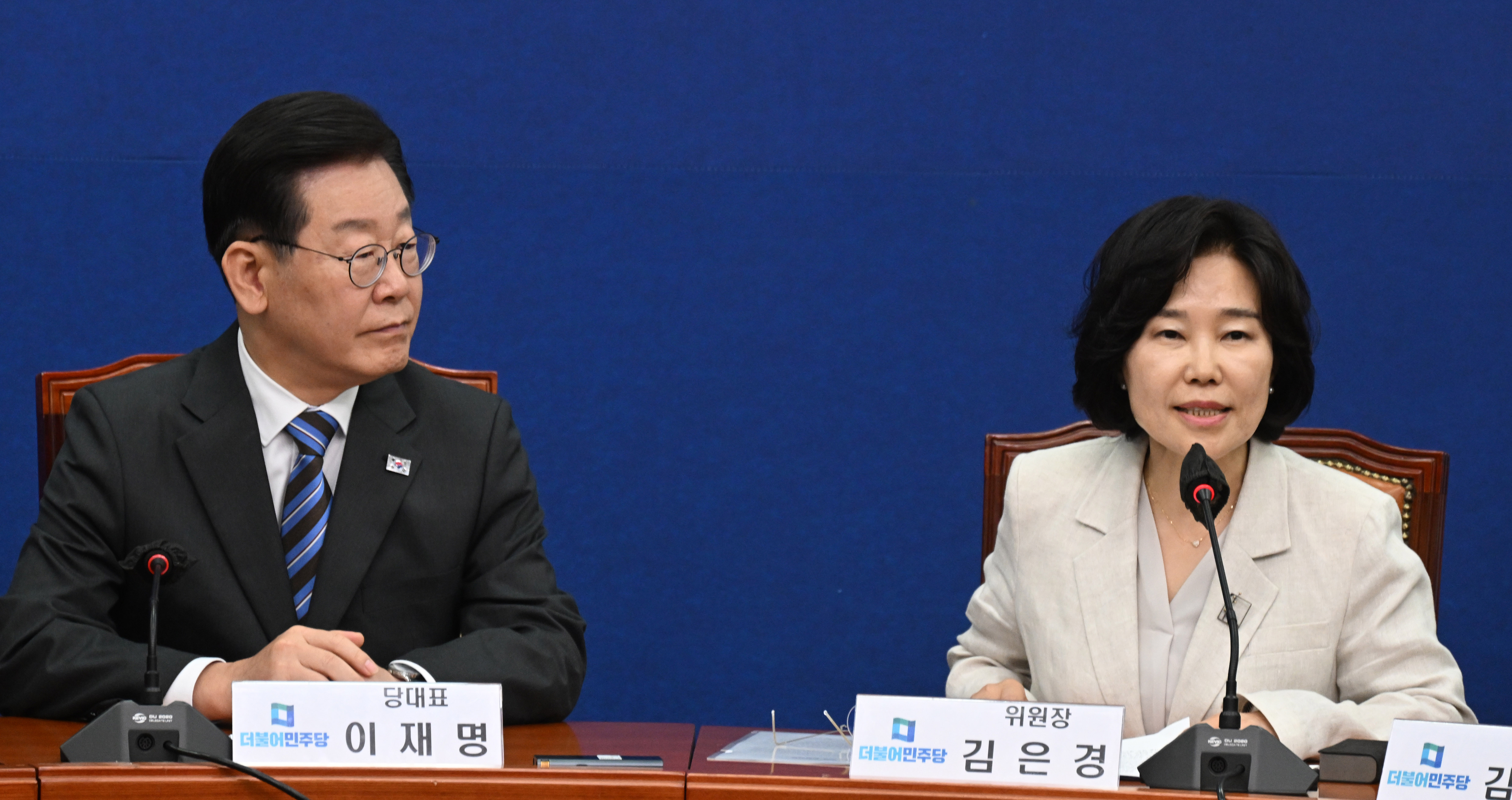 국회에서 20일 열린 더불어민주당 혁신기구 1차 회의에서 김은경(오른쪽) 혁신위원장이 이재명 대표가 지켜보는 가운데 발언하고 있다. 안주영 전문기자