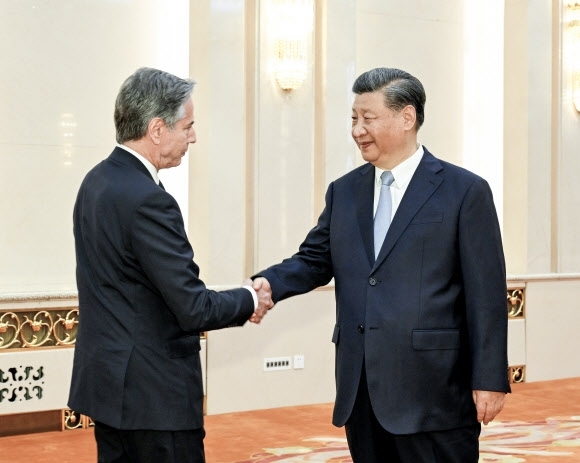 중국을 방문한 토니 블링컨 미국 국무장관(왼쪽)이 지난 19일 베이징에서 시진핑 중국 국가주석과 악수하고 있다. 베이징 AP 연합뉴스