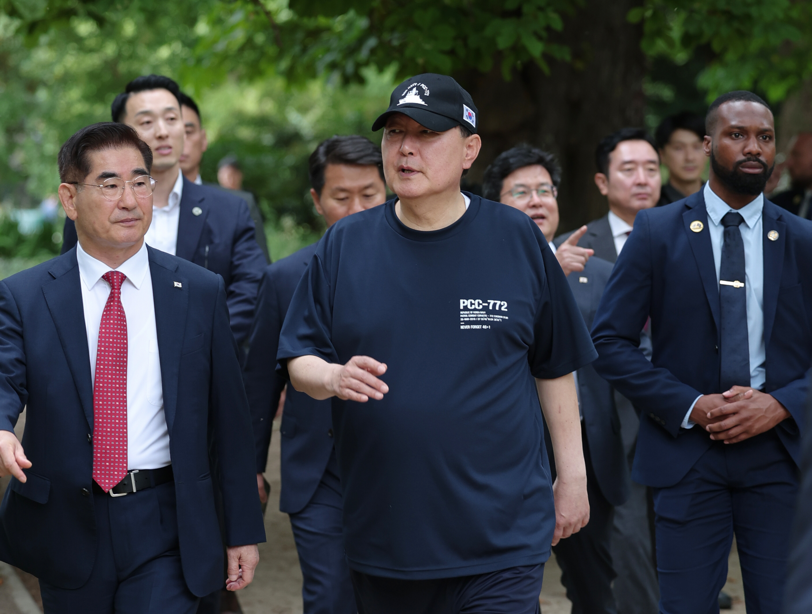 천안함 티셔츠·모자 착용한 윤석열 대통령, 파리 몽소공원 산책