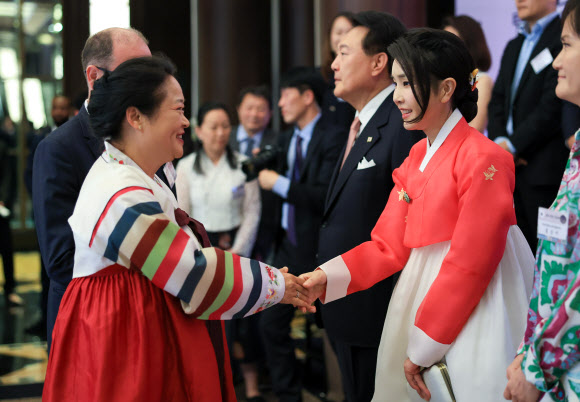 프랑스를 방문 중인 윤석열 대통령과 김건희 여사가 19일(현지시간) 파리의 한 호텔에서 열린 프랑스 동포 초청 만찬 간담회에서 참석자들과 인사하고 있다. 2023.6.20. 공동취재