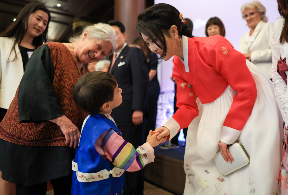 프랑스를 방문 중인 윤석열 대통령과 김건희 여사가 19일(현지시간) 파리의 한 호텔에서 열린 프랑스 동포 초청 만찬 간담회에서 참석자들과 인사하고 있다. 2023.6.20. 공동취재