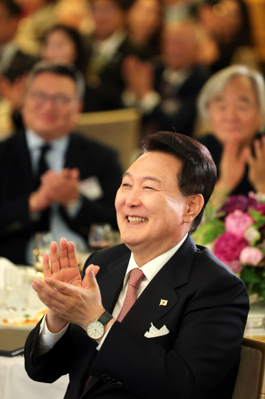 프랑스를 방문 중인 윤석열 대통령과 김건희 여사가 19일(현지시간) 파리의 한 호텔에서 열린 프랑스 동포 초청 만찬 간담회에서 ‘한국의 마음’ 합창단의 공연을 관람하며 박수치고 있다. 2023.6.20. 공동취재