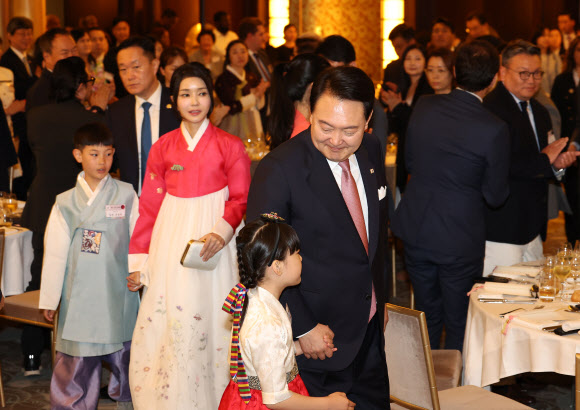 프랑스를 방문 중인 윤석열 대통령과 김건희 여사가 19일(현지시간) 파리의 한 호텔에서 열린 프랑스 동포 초청 만찬 간담회에 입장하고 있다. 2023.6.20 연합뉴스