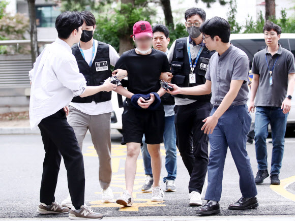 인천국제공항으로 향하던 여객기에서 비상문을 열려고 한 혐의를 받는 10대 남성이 20일 오후 구속 전 피의자 심문(영장실질심사)을 받기 위해 인천지법으로 들어서고 있다. 2023.6.20 연합뉴스