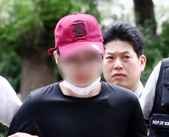 인천국제공항으로 향하던 여객기에서 비상문을 열려고 한 혐의를 받는 10대 남성이 20일 오후 구속 전 피의자 심문(영장실질심사)을 받기 위해 인천지법으로 들어서고 있다. 2023.6.20 연합뉴스