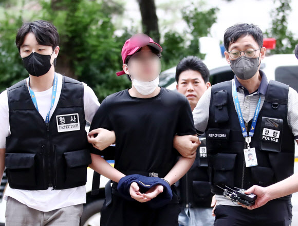 인천국제공항으로 향하던 여객기에서 비상문을 열려고 한 혐의를 받는 10대 남성이 20일 오후 구속 전 피의자 심문(영장실질심사)을 받기 위해 인천지법으로 들어서고 있다. 2023.6.20 연합뉴스