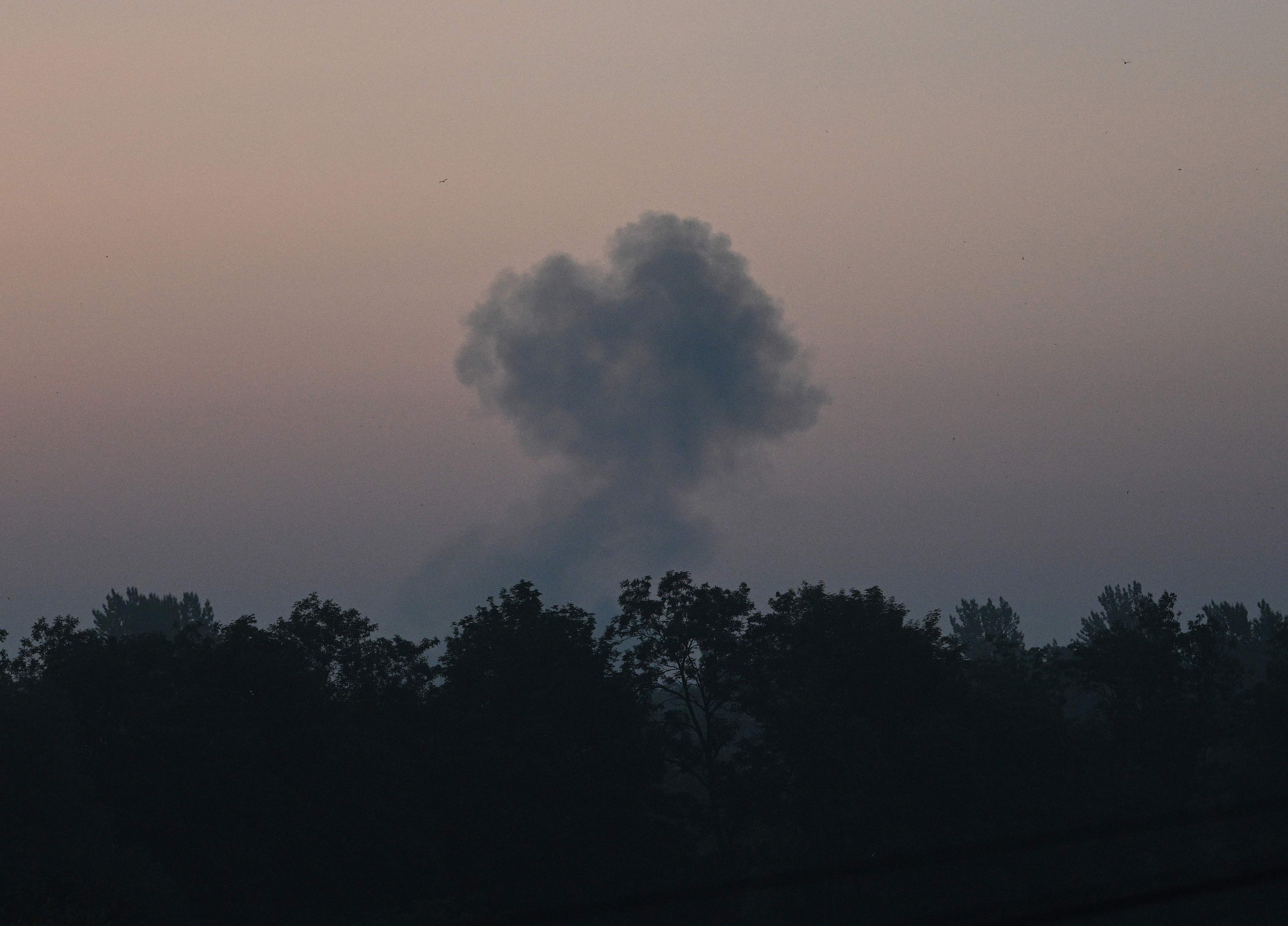 20일(현지시간) 우크라이나 서부 도시 리비우에 야간 드론 공격을 감행한 뒤 큰 연기가 피어오르고 있다. 리비우 AFP 연합뉴스