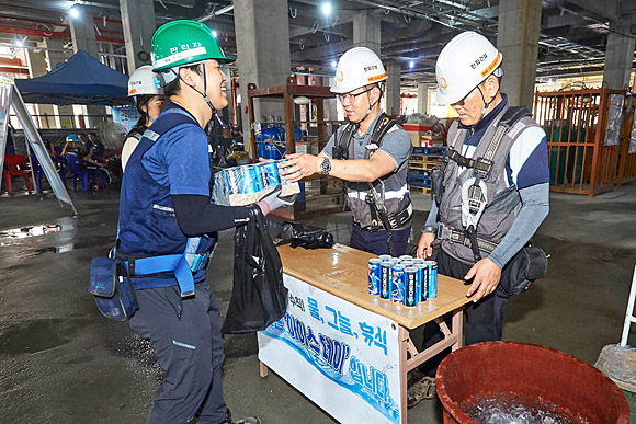 ㈜한화 건설부문이 안전보건관리 점검의 일환으로 ㈜한화 건설현장 근로자들에게 음료수를 나눠주고 있다. ㈜한화 건설부문 제공