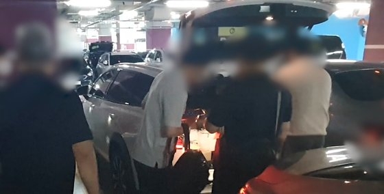경찰이 반려견 테마파크를 조성한다며 투자금을 모은 회사 관계자 차량을 압수수색하는 모습. 경기남부경찰청 제공