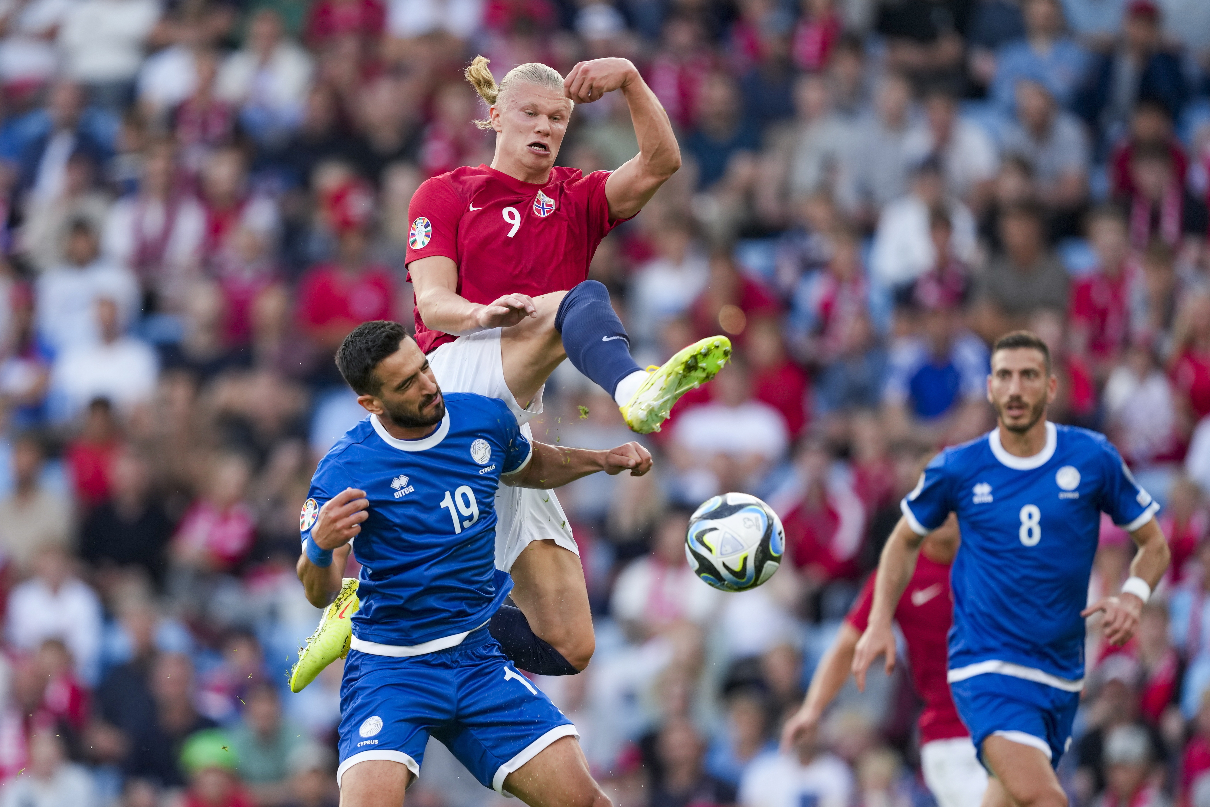 노르웨이 축구대표팀의 엘링 홀란이 21일 키프로스와의 유로2024 예선 조별리그에서 두 명의 상대팀 선수 사이에서 공을 다투고 있다.  [EPA 연합뉴스]