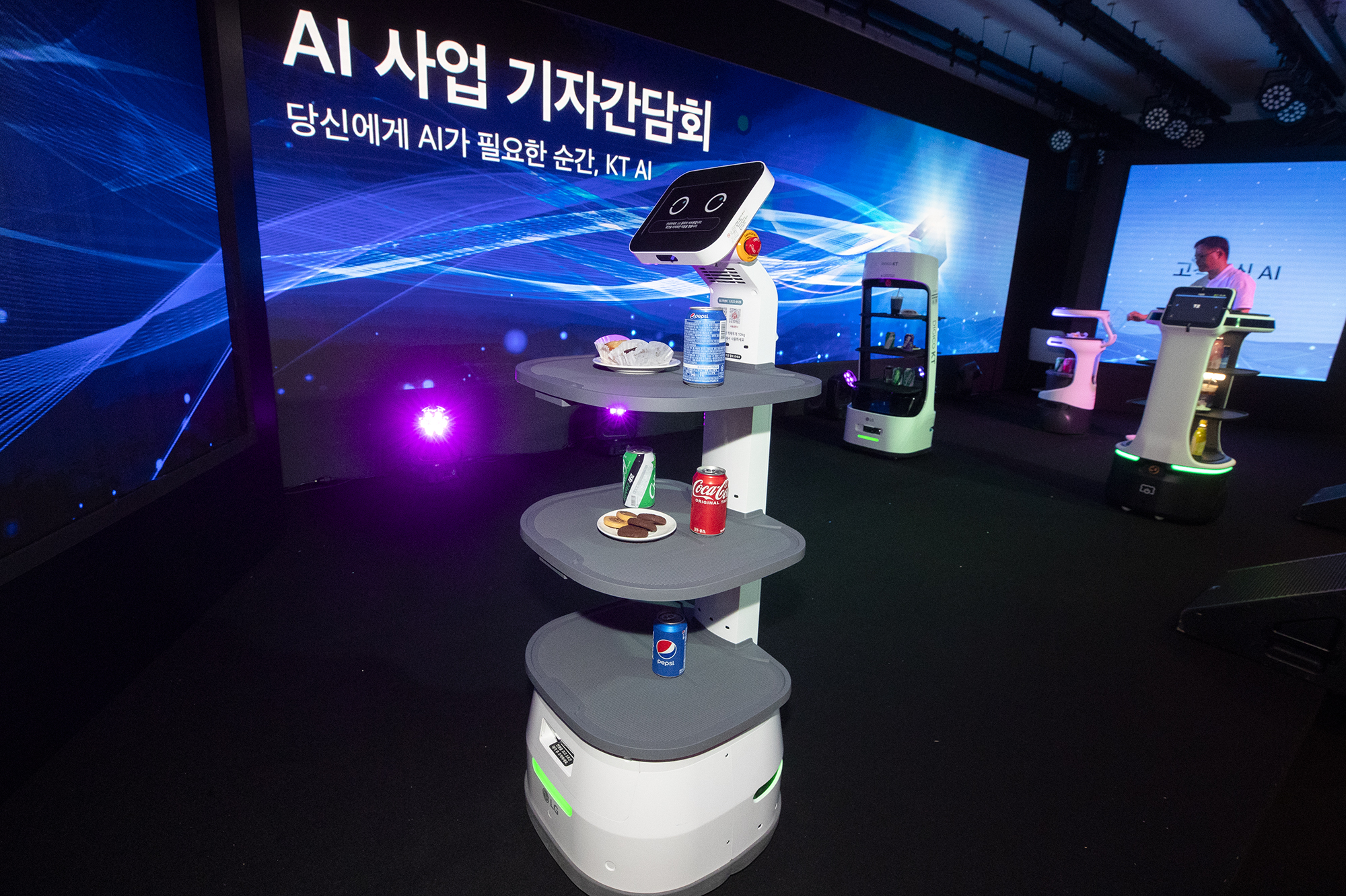 KT가 21일 서울 노보텔 앰배서더 동대문에서 열린 기자간담회에서 자사 AI 로봇 서비스를 시연하고 있다. KT 제공