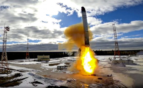 2022년 4월 20일(현지시간) 러시아 모스크바에서 북쪽으로 800㎞ 떨어진 아르한겔스크 지역에 위치한 플레세츠크 우주기지에서 러시아의 차세대 대륙간탄도미사일(ICBM)인 RS 28 ‘사르마트’가 처음 시험발사되고 있다. ‘사탄2’로 불리는 사르마트는 태평양전쟁 때 일본 히로시마에 투하된 원자폭탄의 2000배 위력을 지니고 있다. 2022.4.20 러시아 국방부