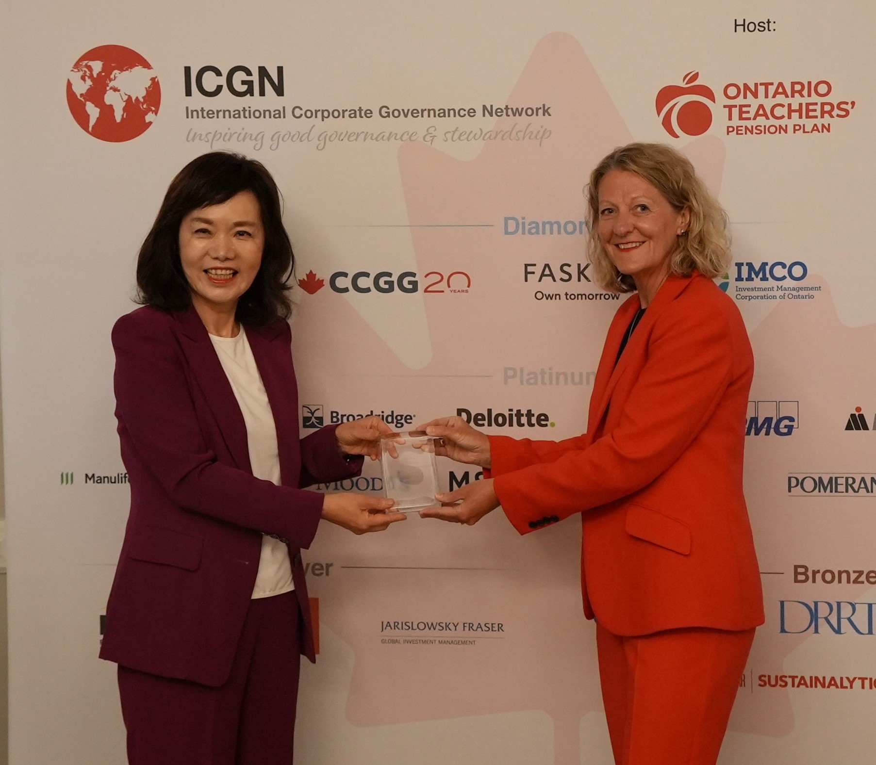 이복실 세계여성이사협회 한국지부 회장(왼쪽)이 지난 20일(현지시간) 캐나다 토론토에서 개최된 국제기업지배구조 네트워크(ICGN) 연례회의에서 케리 워링 ICGN 최고경영자(CEO)와 기념촬영을 하고 있다. 한국거래소 제공