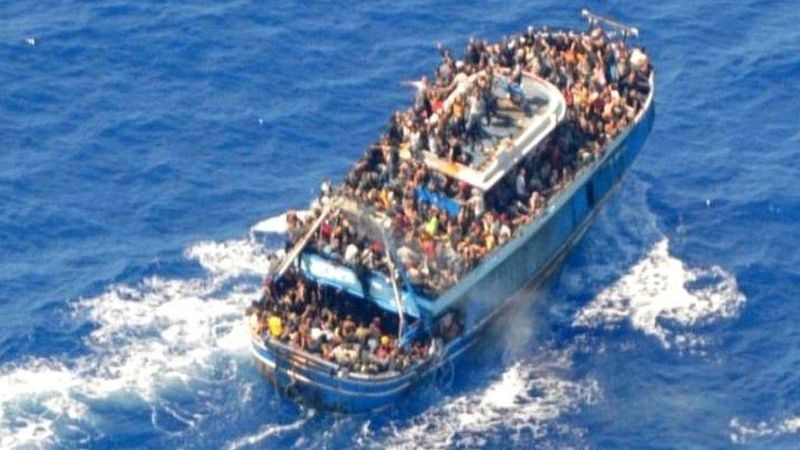 수백명의 희생자를 낸 난민 보트는 그리스 해안경비대가 계속 추적하고 있었으나 막대한 인명 피해를 막지 못한 것으로 드러났다고 영국 BBC가 보도했다. 그리스 해안경비대 제공 AP 자료사진 연합뉴스