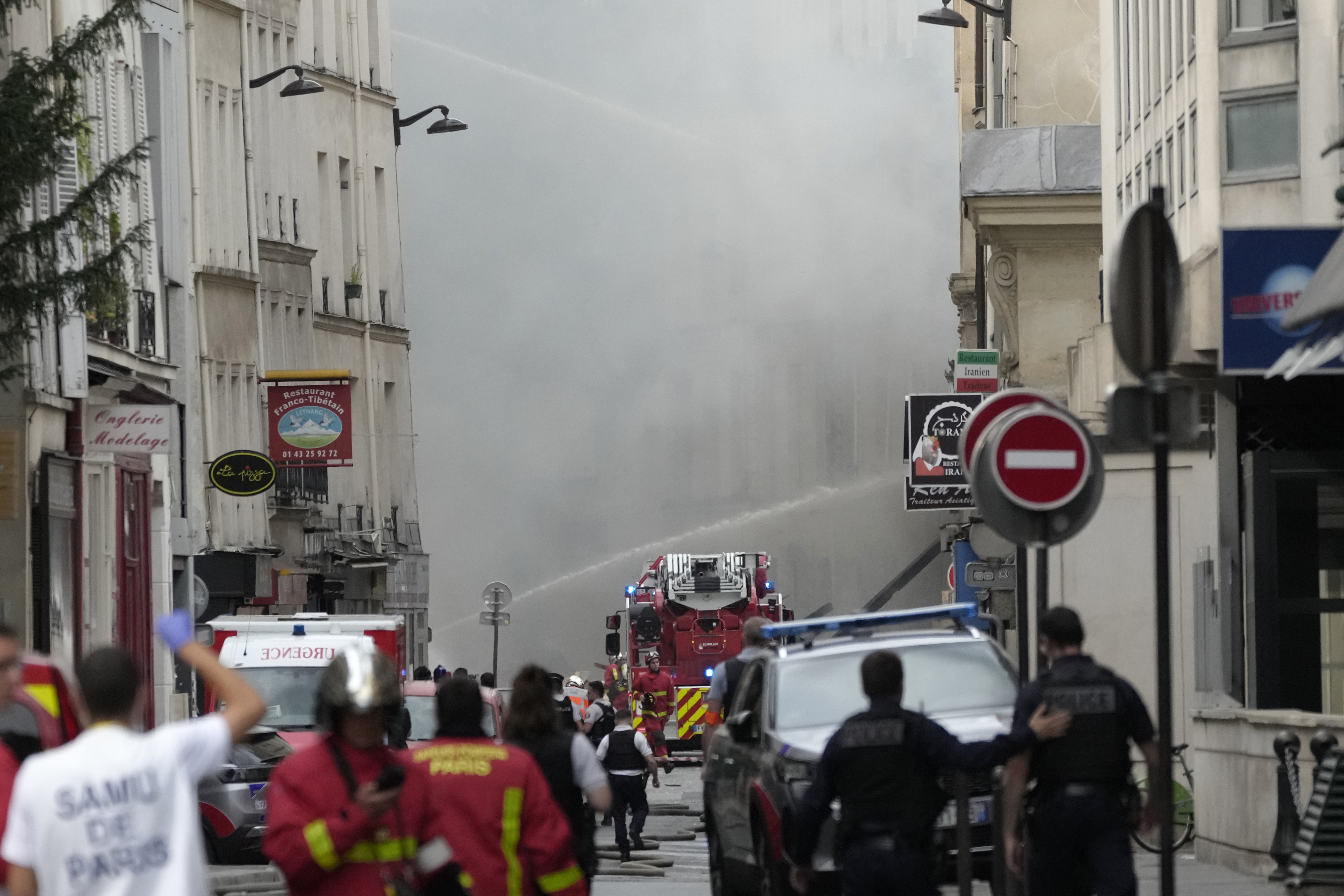 프랑스 파리의 소방관들이 21일(현지시간) 수요일 오후 물대포를 뿌리며 화재를 진압하고 있다. 현지 언론은 화재 직전 대형 가스 폭발이 있었고, 건물 일부가 무너졌다는 목격자들의 증언을 전했다. 파리 AP 연합뉴스