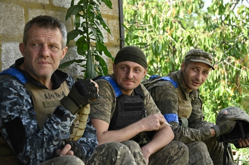 우크라이나 해병 35여단이 21일 대반격 작전을 수행하며 러시아에 뺏겼던 스토로제베 마을을 수복한 뒤 휴식을 취하고 있다. 도네츠크  AFP 연합뉴스
