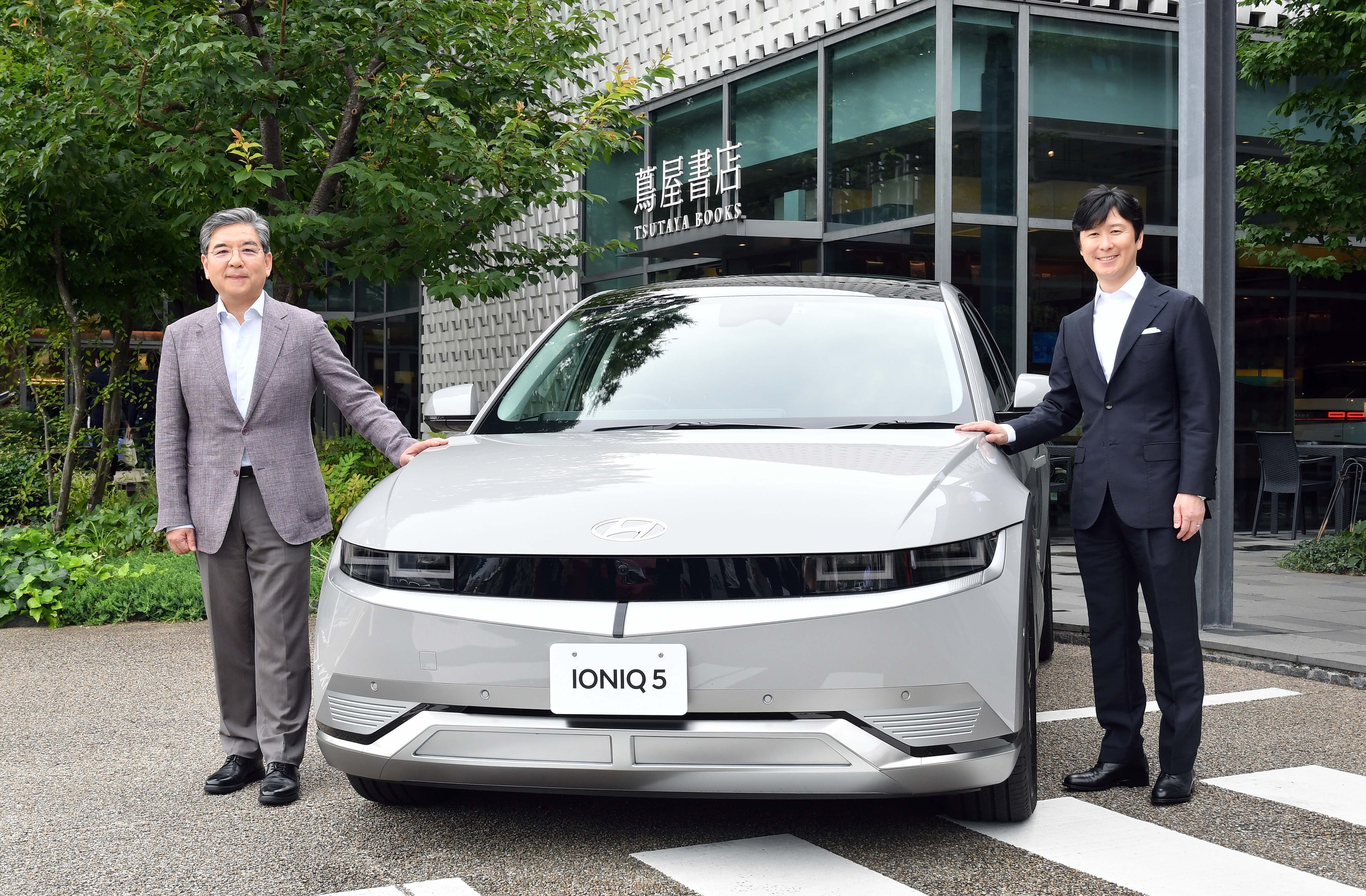 장재훈(왼쪽) 현대자동차 사장과 컬처 컨비니언스 클럽의 다카하시 야스노리 대표이사가 22일 일본 도쿄에서 무공해차량(ZEV) 콘텐츠 관련 업무협약을 맺은 뒤 현대차의 전기차 ‘아이오닉5’와 함께 기념사진을 찍고 있다. 현대차 제공