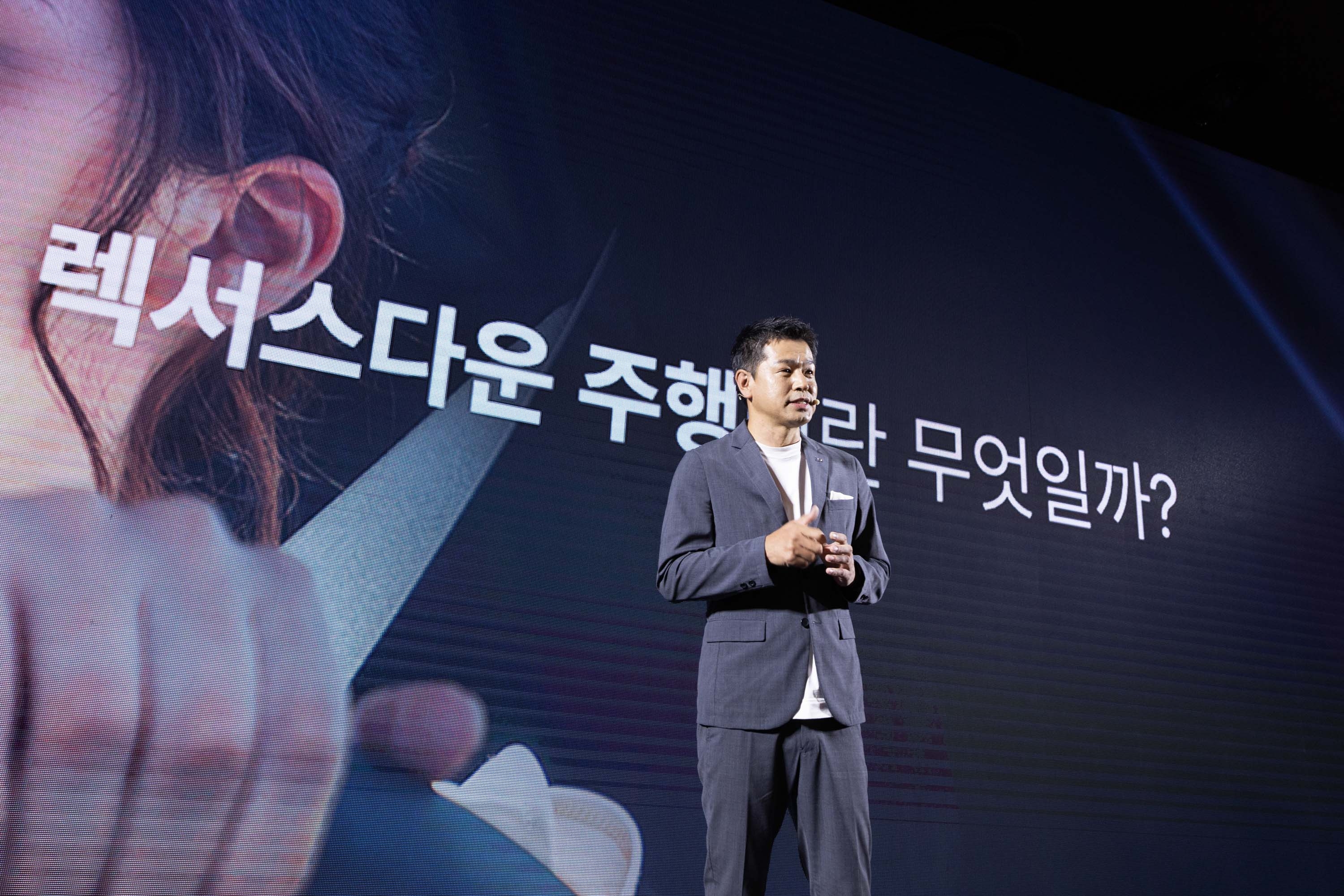 와타나베 타카시 렉서스 최고경영자(CEO)가 지난 21일 서울 잠실에서 국내 미디어를 대상으로 열린 간담회에서 렉서스의 전동화 비전을 설명하고 있다. 한국토요타자동차 제공