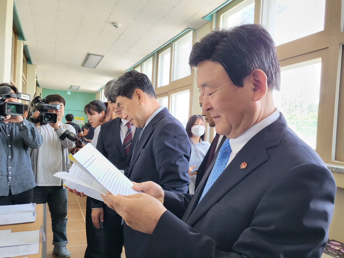 이주호 교육부장관과 김광수(맨 앞) 제주도 교육감이 표선고 화학수업 참관 직전 복도에 비치된 수업 관련 책자와 논문을 살피고 있다. 제주 강동삼 기자