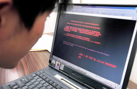 한 프로그래머가 해커 집단이 공격한 웹사이트에 접속해 복구에 나서고 있다. 서울신문 DB