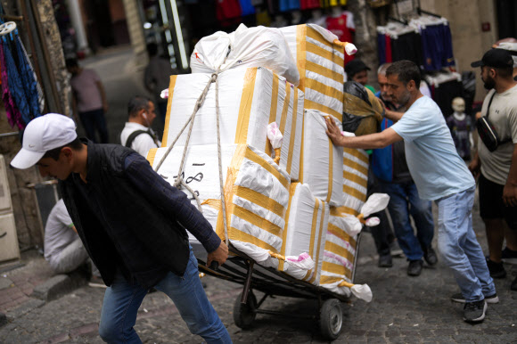 튀르키예 중앙은행이 22일(현지시간) 기준금리를 15%로 절반 가까이 인상한 가운데 지난 16일 이스탄불 에미노누 상업지구의 노천시장에서 짐을 잔뜩 실은 마차를 남자들이 끌고 있다. AP 자료사진 연합뉴스