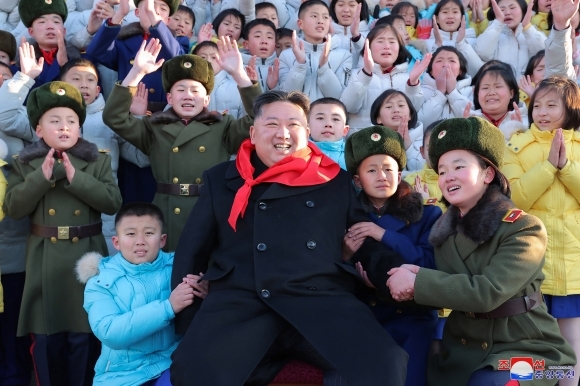 김정은 북한 국무위원장이 지난 1일 조선소년단 제9차 대회 대표들과 기념사진을 촬영했다고 조선중앙통신이 2일 보도했다. 2023.1.2 조선중앙통신 연합뉴스