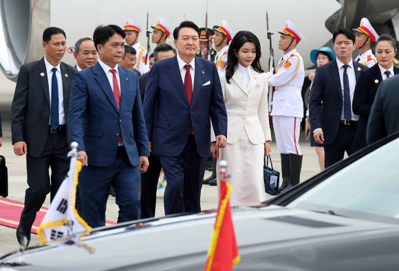 베트남을 국빈 방문하는 윤석열 대통령과 부인 김건희 여사가 22일(현지시간) 하노이 노이바이 국제공항에 전용기인 공군1호기 편으로 도착해 의장대를 사열하고 있다.  2023.6.22 연합뉴스