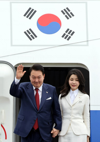 베트남을 국빈 방문하는 윤석열 대통령과 부인 김건희 여사가 22일(현지시간) 하노이 노이바이 국제공항에 전용기인 공군1호기 편으로 도착해 인사하고 있다. 2023.6.22 연합뉴스